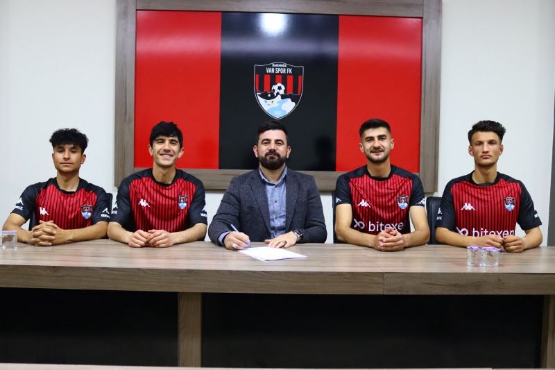 Kulübümüz Alt yapı U19 Takımından 4 Futbolcumuz ile imzalar atıldı 