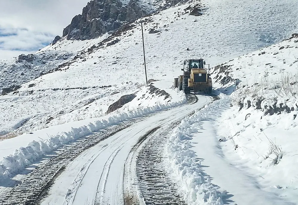 Büyükşehir Belediyesi’nden kar temizleme ve yol çalışması