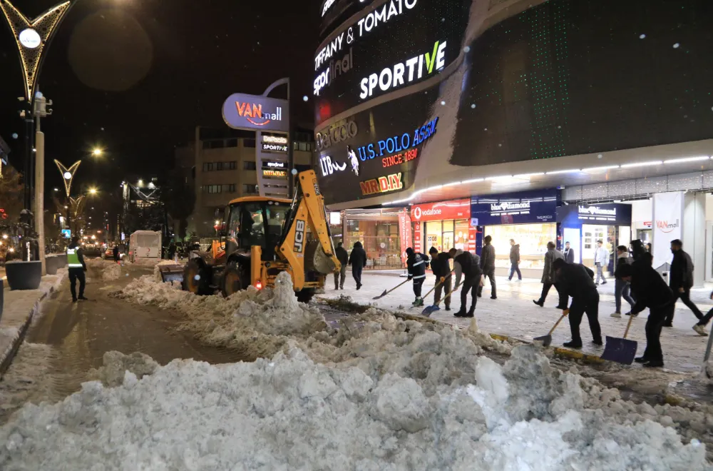 Van Büyükşehir Belediyesi karla mücadelede gece mesaisinde