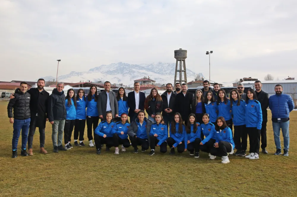 Eşbaşkan Şedal ve Zeydan kadın futbol takımıyla bir araya geldi