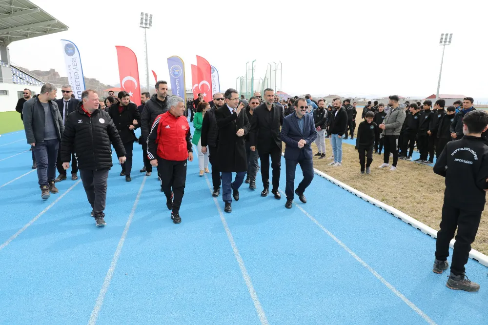 İPEKYOLU’NDA İLK OLAN 8 KULVARLI ATLETİZM PİSTİ HİZMETE AÇILDI 