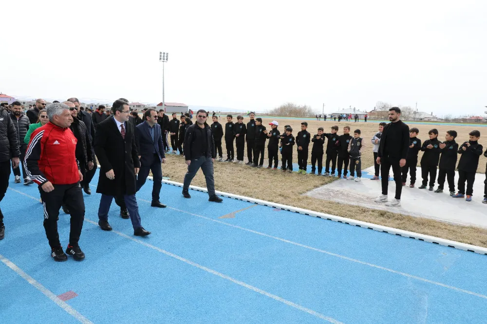 İPEKYOLU’NDA İLK OLAN 8 KULVARLI ATLETİZM PİSTİ HİZMETE AÇILDI 