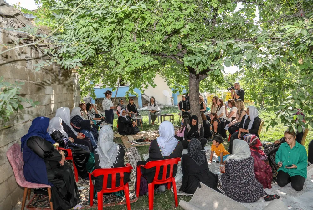 Büyükşehir Belediyesi ve ilçe belediyeleri kadınlarla buluşuyor 