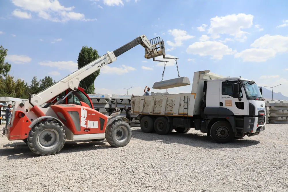 Büyükşehir Belediyesi’nden hayvanların su ihtiyacı için beton sıvat dağıtımı