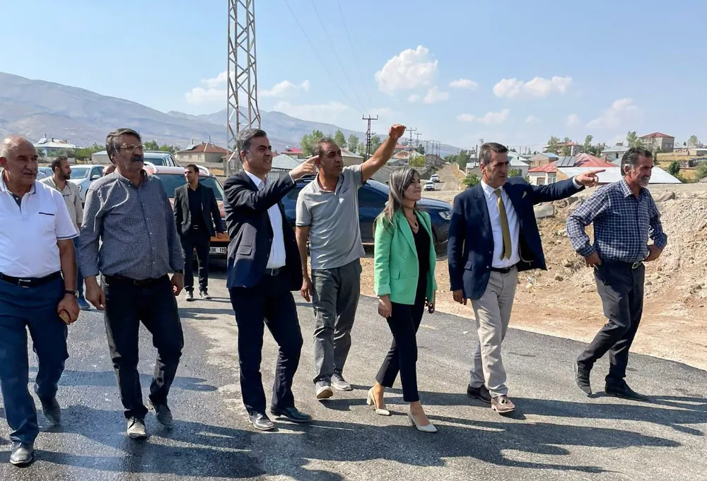 Eşbaşkanlar Muradiye’de altyapı ve yol çalışmalarını inceledi