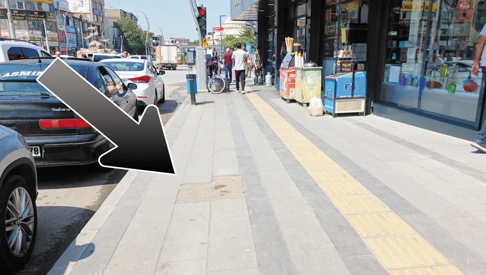 Bozuk kaldırımlara esnaftan geçici çözüm…