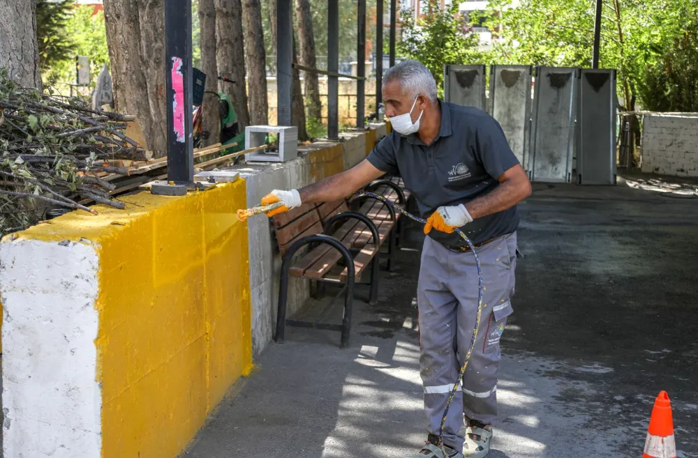 Mezarlıklarda bakım ve onarım çalışması aralıksız sürüyor