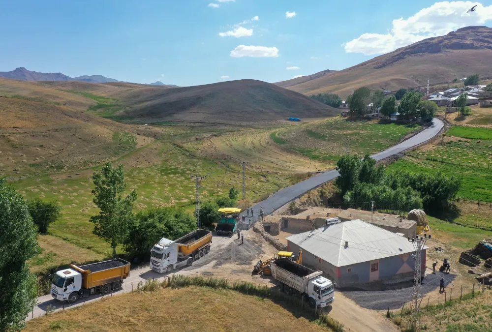 Van’ın Kekikdüzü köyü tarihinde ilk kez asfalta kavuştu