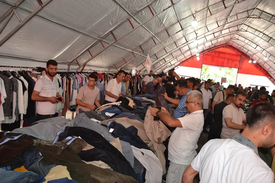 İndirim çadırına yoğun ilgi