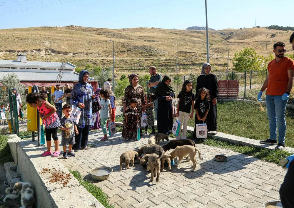 Büyükşehir Belediyesi işitme engelli çocukları barınakta ağırladı