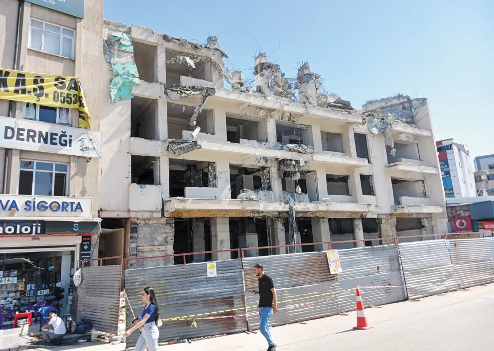 Kentin kalbindeki binada yıkım çalışmaları sürüyor