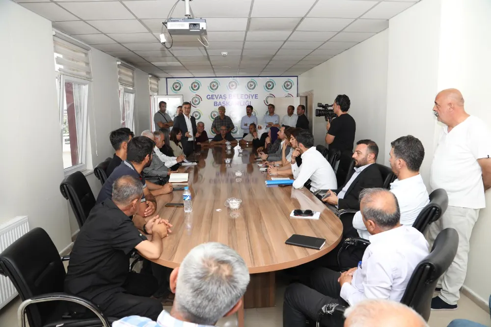 Gevaş’ı ziyaret eden Zeydan ve Şedal halkla bir araya geldi