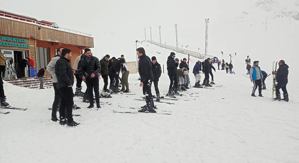 Başkaleli gençlerden unutulmaz kayak deneyimi