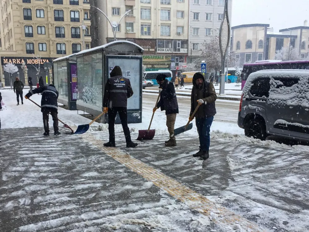 Van’da yoğun kar yağışı, Büyükşehir Belediyesi teyakkuzda 