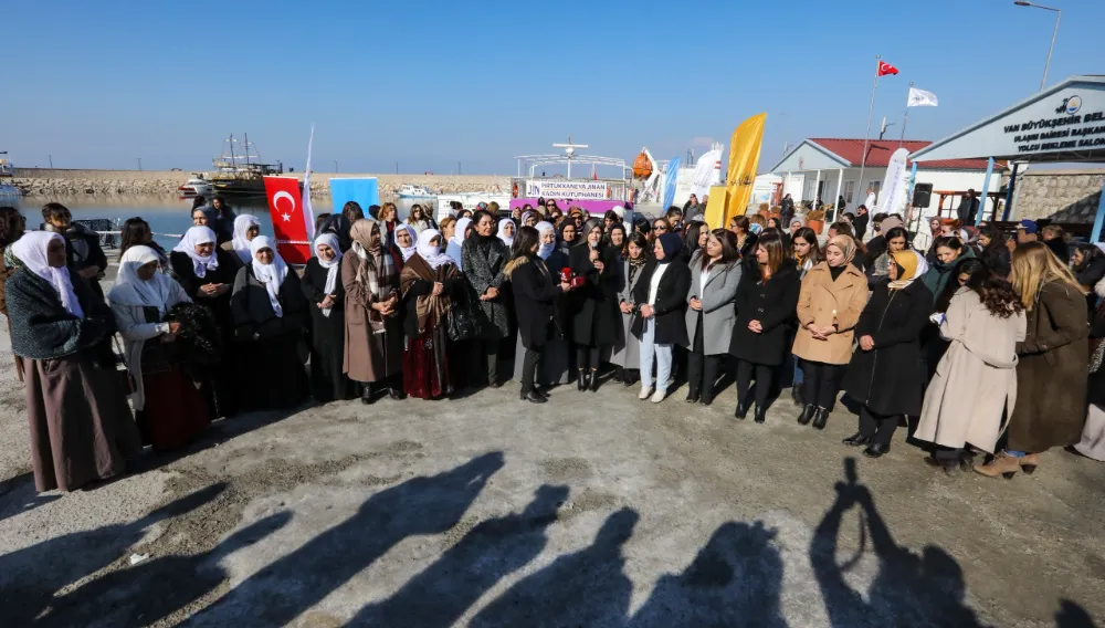 Van Gölü’nde yüzen ‘Jin Kadın Kütüphanesi’ kadınların yoğun katılımıyla açıldı