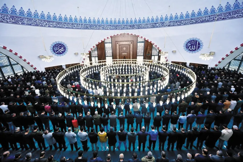 Tıbbiye Camii ibadete açıldı