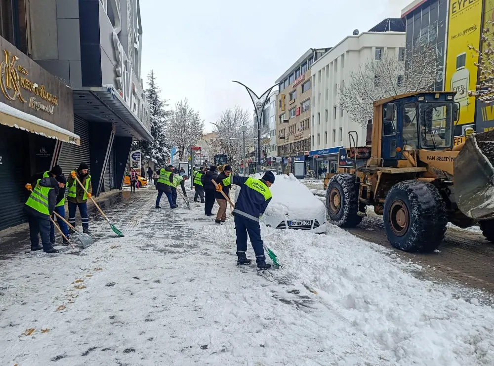 Büyükşehir Belediyesi’nden Van genelinde karla mücadele çalışması 