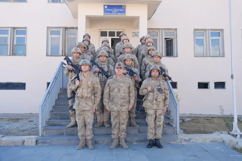 Tuğgeneral Avkıran, Gürpınar ilçesindeki jandarma karakollarını ziyaret etti