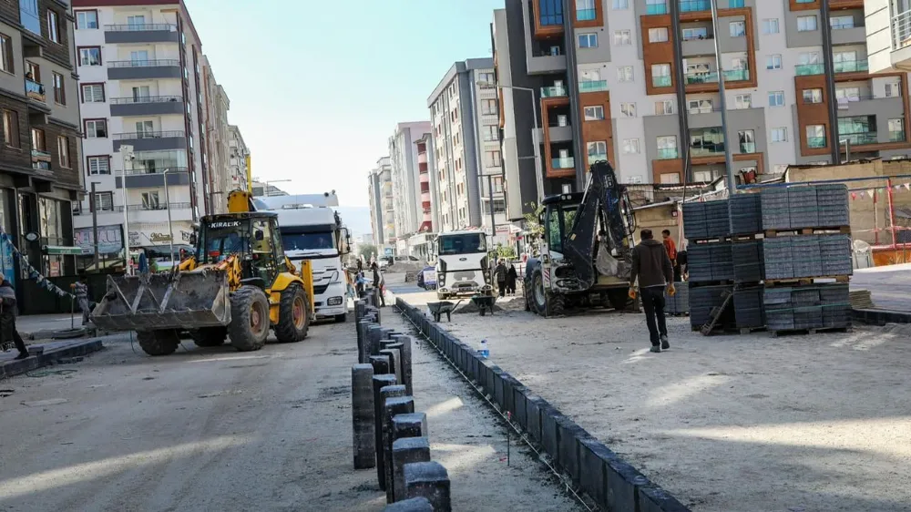 Van’da iki caddede yenileme çalışmaları sürüyor