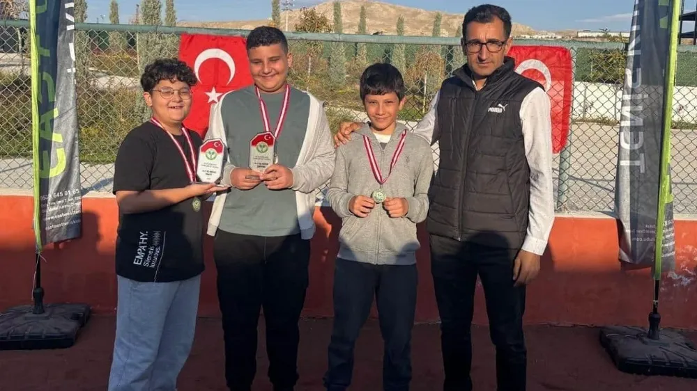 Van’daki tenis turnuvasının kazananları belli oldu