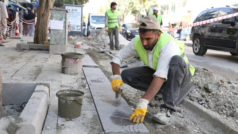 Cumhuriyet Caddesi’nde kaldırımlar yenileniyor
