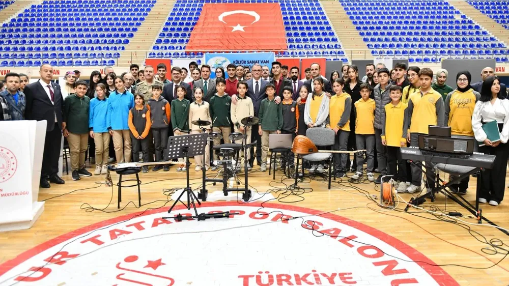 Van’daki okullara müzik ve resim malzemesi dağıtıldı
