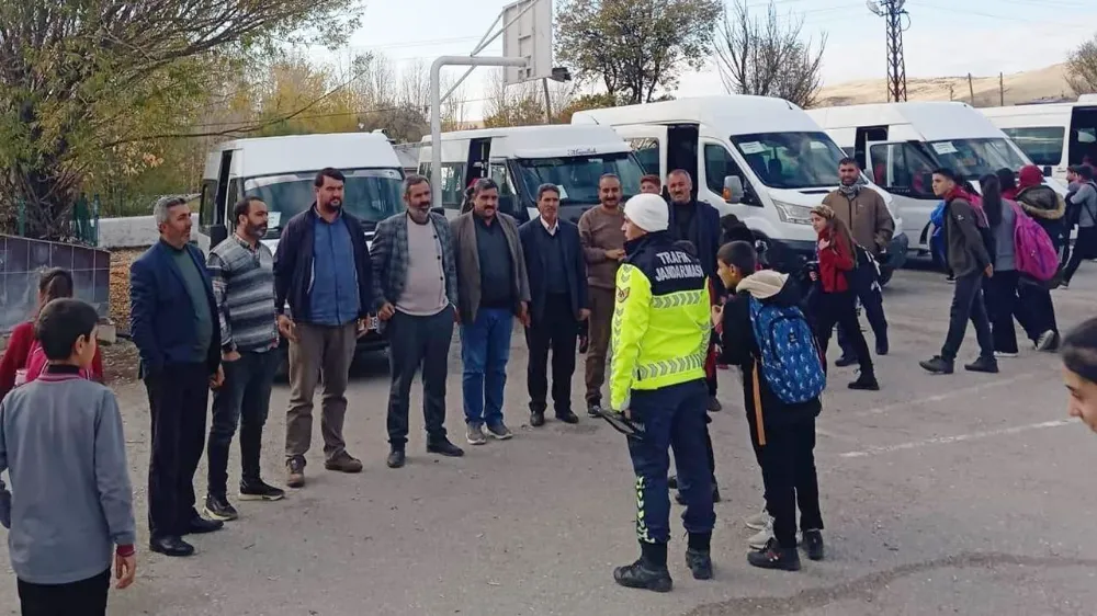 Jandarmadan trafik eğitimi ve okul servislerinde denetim