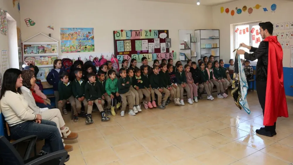 Van’da Hacivat-Karagöz oyunu kırsala taşındı