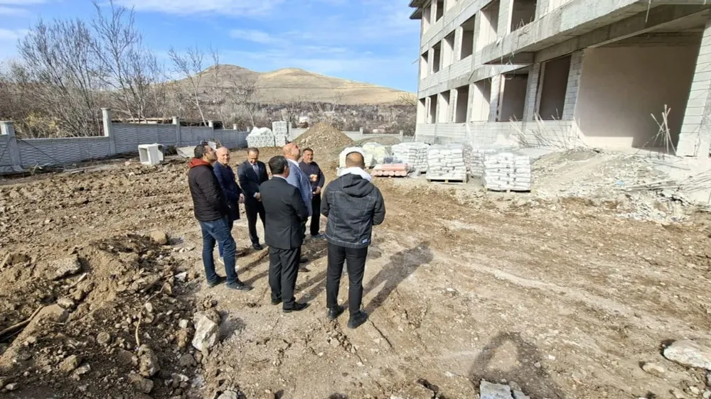 Müdür Aras, Gevaş Yunus Emre Ortaokulu inşaatında incelemelerde bulundu