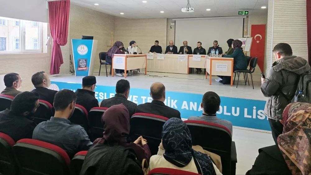 Kaymakam Yıldız, Mevlid-i Nebi panelinin yarı finalinde öğrencilerle buluştu