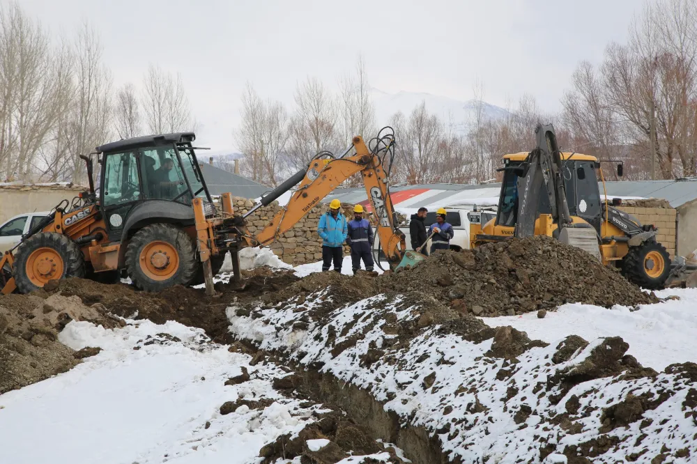 VASKİ ekipleri donan ana şebeke hattını değiştirdi