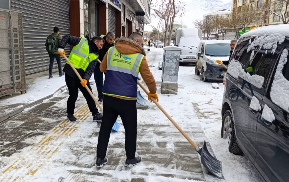 Van’da kar yağışı ekipleri  harekete geçirdi