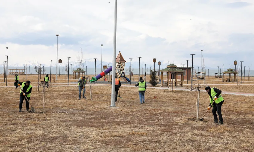 Sahil yolunda temizlik ve onarım çalışması…