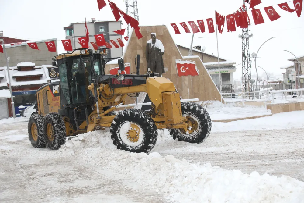 Başkale’de 46 yerleşim yeri yolu kapandı