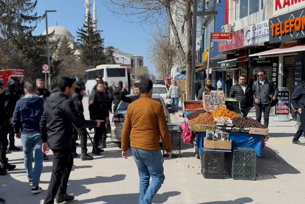 Büyükşehir zabıtasından seyyar satıcı çalışması 