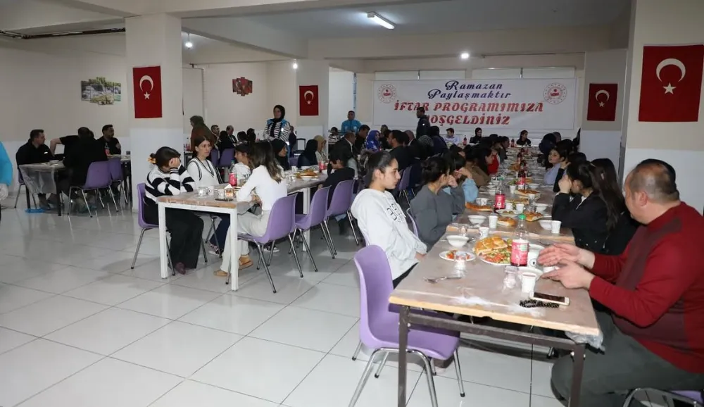 Yetim ve öksüz çocuklar iftarda buluştu