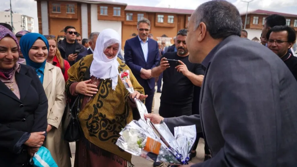 AK Parti heyetinden, Saray