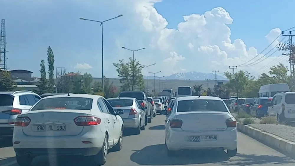 Köprülü kavşak çalışmaları trafiği kilitliyor