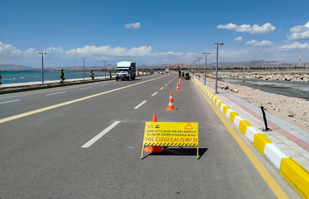 Van Gölü Sahil Yolu’nda yol çizgileri yenilendi 