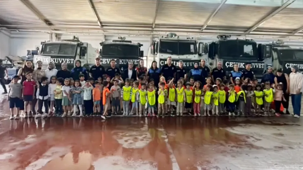 Miniklerden emniyete ziyaret: Polis araçları tanıtıldı, güvenlik bilgisi verildi