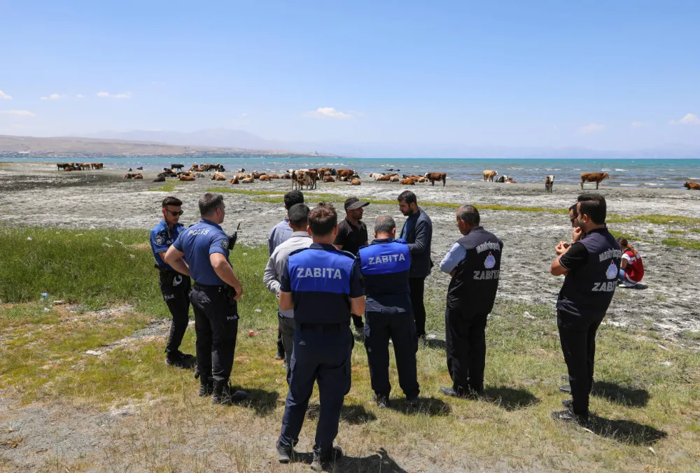 Van Gölü sahilinde besicilik yapanlara müdahale edildi