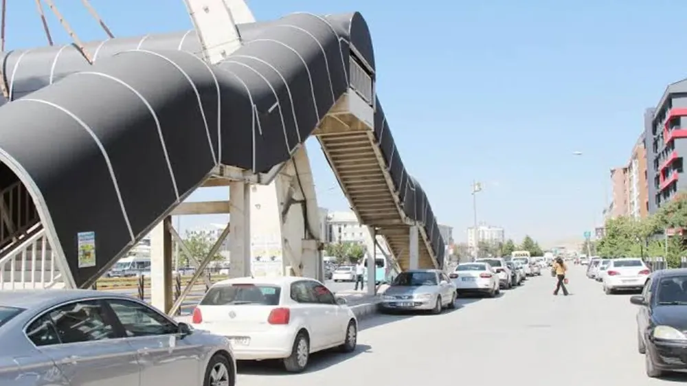 Van’da üst geçitler pislik saçıyor