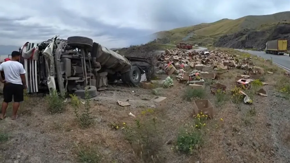 Tendürek geçidinde muz yüklü TIR devrildi