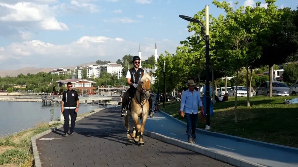 Edremit’te atlı ekipler göreve başladı