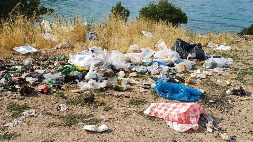 Van Gölü kıyılarını çöp götürüyor!