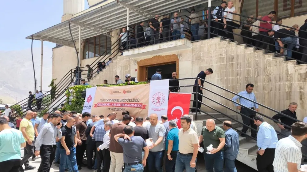 Vanlılara aşure ikramı