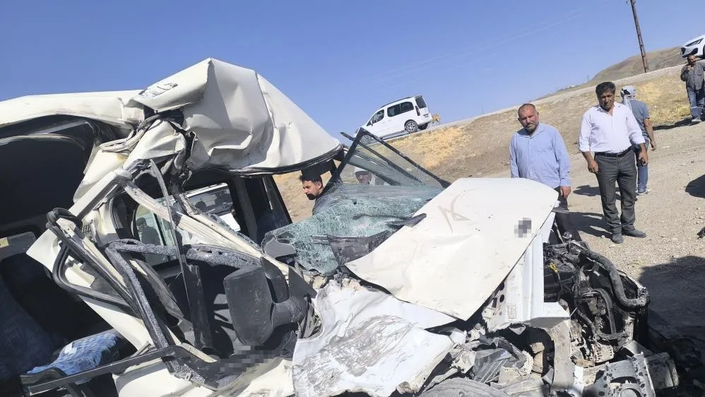 Van’da tanker ile minibüs çarpıştı! Yaralı var…
