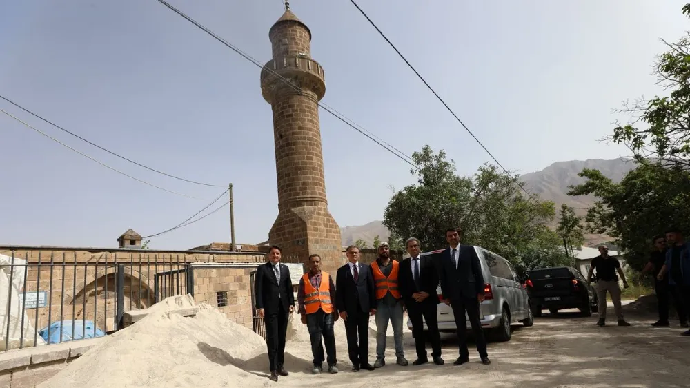 Tarihi İzzettin Şir Camii ve Selçuklu Mezarlığında restorasyon çalışmaları sürüyor
