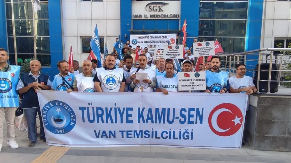 Van’da memurlar maaş zammına tepki gösterdi