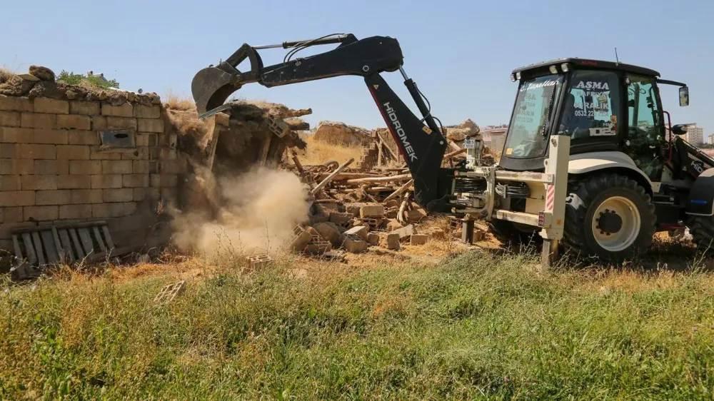 Van’da metruk yapı ve ahırların yıkımı sürüyor